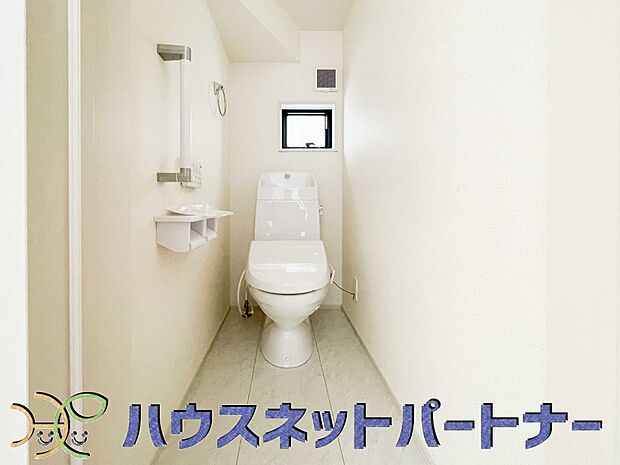 快適な生活を送るための必須アイテムとなった洗浄機能付トイレ。おしり洗浄、ビデ洗浄、暖房便座の3つの機能を標準装備しています。