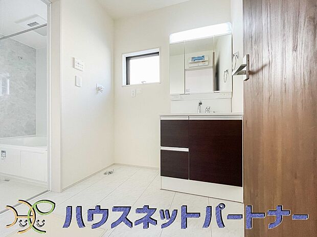 洗面室のある脱衣所は広々。脱いだお洋服をそのままお洗濯。