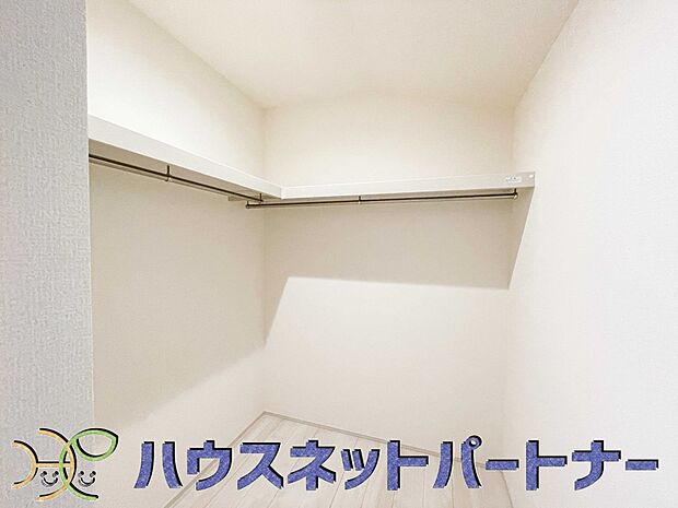 WICのメリットの1つ目は、1箇所にまとめて収納が出来ること。2つ目は、衣替えが必要ないこと。3つ目は、扉が少なくなり室内がスッキリ見えること。