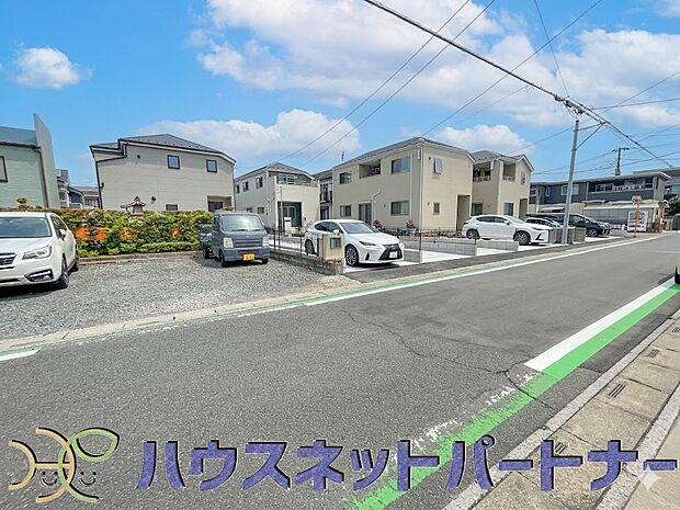 前面道路でお車を駐車するのも楽々。