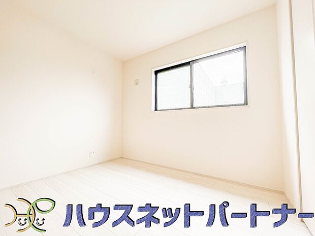 2面窓のある風通しの良いお部屋は心も体も元気にしてくれます。自分だけのお部屋作りを楽しんでみては。