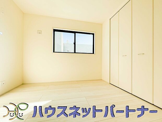 独立性を高めたお部屋。たっぷりの収納も配備しており、片付いた空間を現実出来そう。陽光も降り注ぐ明るく開放的な空間が魅力的。