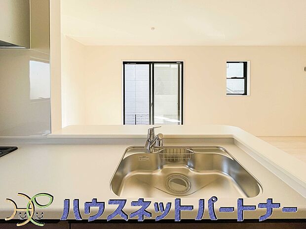 人工大理石のワークトップやシンクは、水を流しただけできれいになったように見えます。白いキッチンは明るく清潔感があり、とっても素敵です。