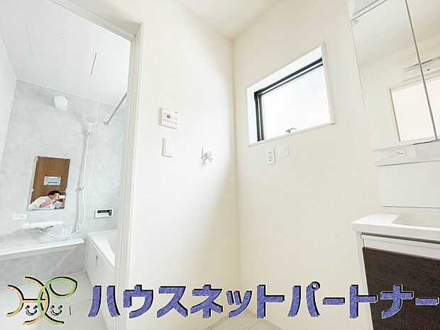 洗面室のある脱衣所は広々。脱いだお洋服をそのままお洗濯。