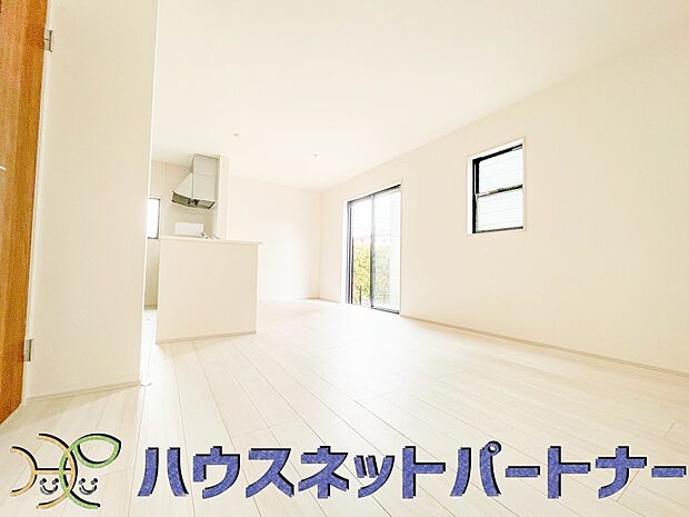 リビングは、食事スペースと寛げる場所設けてもまだ余裕の広さ。明るい光が照らしてくれます。