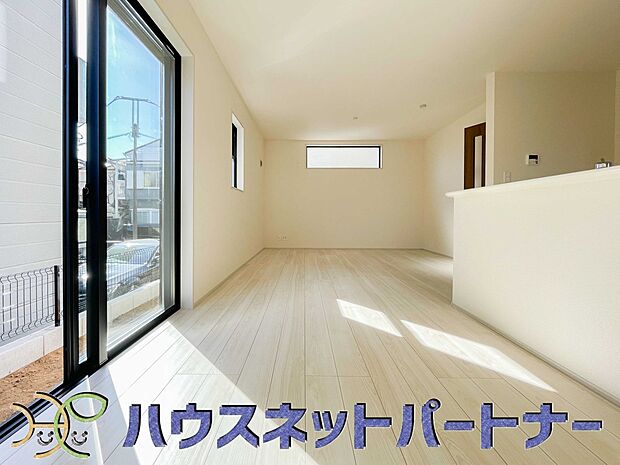 忙しい朝でも家族揃って食事をして頂ける、ゆとりある大きさのダイニングスペース。奥様の手料理をカウンター越しに受けとって頂き、テーブルで囲む素敵な時間を存分にお愉しみ下さい。