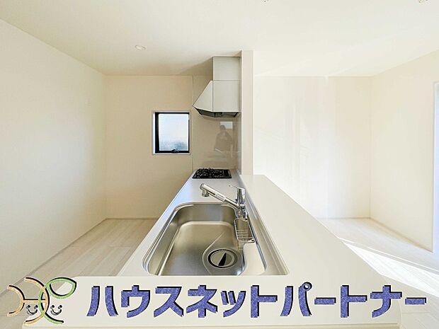 キッチンカウンターがあると配膳が楽なことがメリットの一つ。後片付けをするときも、ダイニングテーブルからあまり動かずに流し台へ運ぶことができるので便利です♪