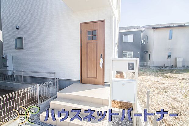 玄関はおうちの顔と言われます。玄関アプローチは、外観デザインの印象を左右します。ご家族の個性を出しながら、素敵な玄関でお客様をお迎えしてください。