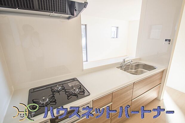 三口コンロで料理の幅を拡げてくれる使いやすいシステムキッチンを採用。洗い場も大きいので野菜や食器を洗ったりする際にも捗り、奥様の強い味方となってくれるはずです。