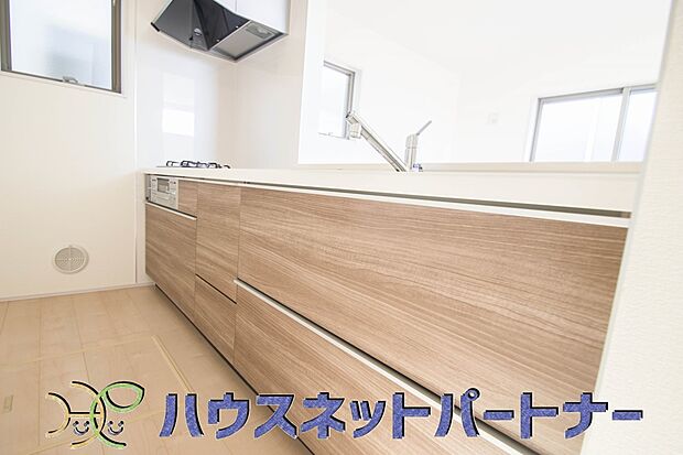 キッチン吊戸棚を無くす事によって、コミュニケーションを重視した設計に致しました。区画によって変わる一体感を、実際にご覧になって頂けましたらと思います。 