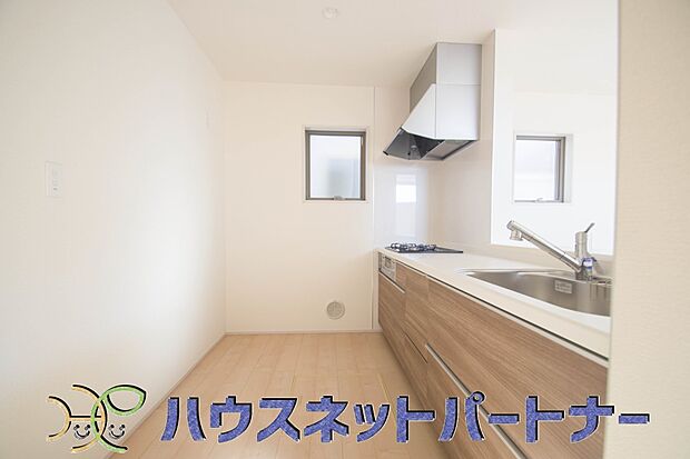 明るい自然光が入る作業スペースを多くとったキッチン採用。夫婦揃ってキッチンに立っても調理がしやすく、家事をしながら会話も弾みます。食器類もすっきりと片付く収納力。