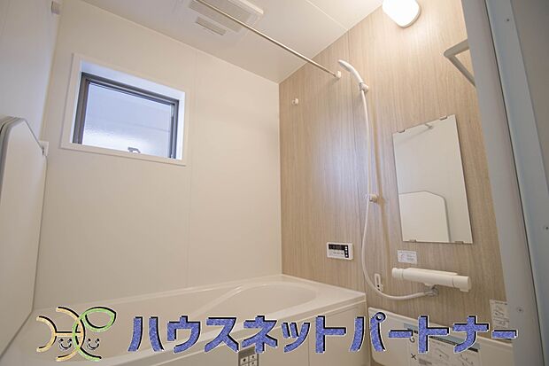 窓がある浴室は心地よいバスタイムを演出してくれます。早起きした日は朝風呂で一日の始まりです。