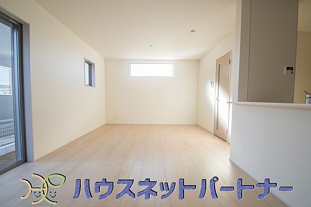 雑誌の一コマのようなダイニングキッチン。収納も豊富で機能的です。