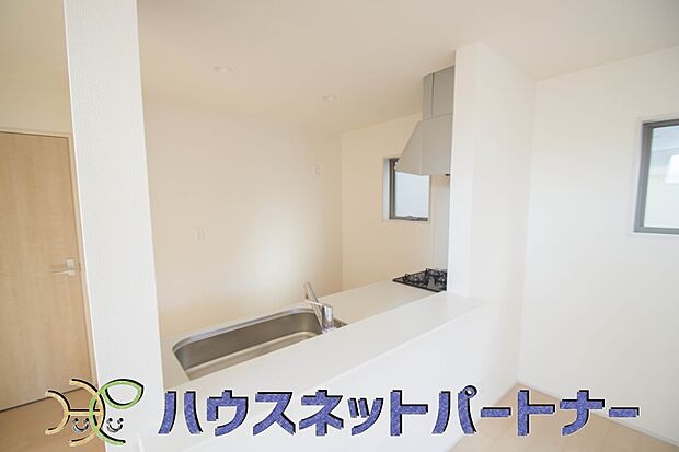 カウンターキッチンなら、リビングで遊ぶ子供の様子を見ながら料理ができるので安心です。料理を運んでもらったり、子供にお手伝いしてもらいやすいのもいいですね♪