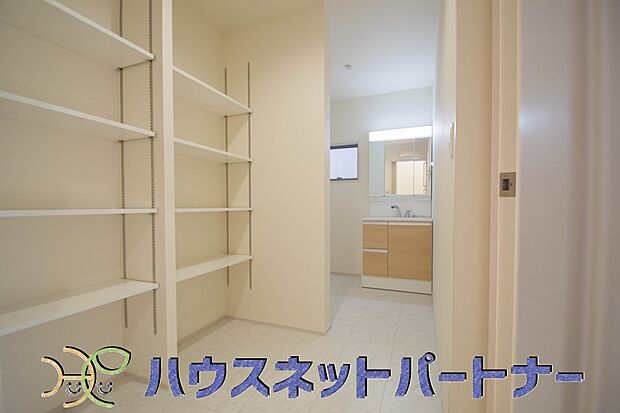 タオルやパジャマ、下着、掃除用品などランドリーに置きたいアイテムを一気に収納してくれる、あると便利サニタリー収納。