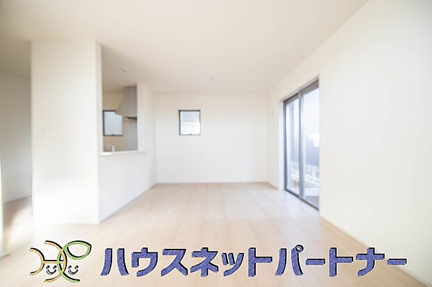 忙しい朝でも家族揃って食事をして頂ける、ゆとりある大きさのダイニングスペース。奥様の手料理をカウンター越しに受けとって頂き、テーブルで囲む素敵な時間を存分にお愉しみ下さい。