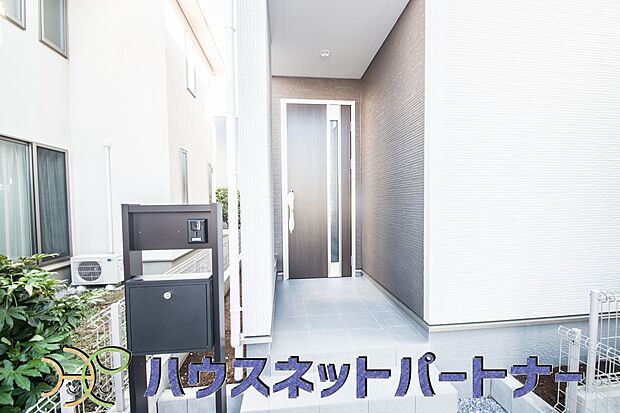 玄関の扉を開けると家族の待つお家。幸せを感じる瞬間です。