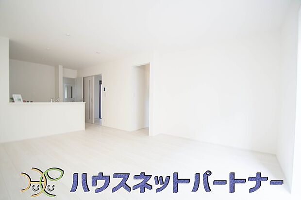 16帖以上のリビング。収納スペースがあります。何かと物が増えてします場所なので収納スペースがあるととても便利です。