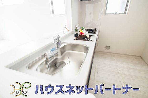 人工大理石のワークトップやシンクは、水を流しただけできれいになったように見えます。白いキッチンは明るく清潔感があり、とっても素敵です。