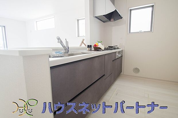 明るい自然光が入る作業スペースを多くとったキッチン採用。夫婦揃ってキッチンに立っても調理がしやすく、家事をしながら会話も弾みます。食器類もすっきりと片付く収納力。