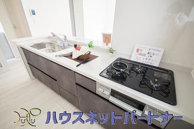 三口コンロで料理の幅を拡げてくれる使いやすいシステムキッチンを採用。洗い場も大きいので野菜や食器を洗ったりする際にも捗り、奥様の強い味方となってくれるはずです。