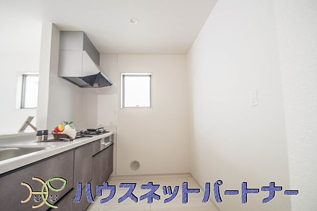 カウンターキッチンは広くて収納力もあるので、快適に料理をすることができます。食器や炊事用具を手の届くところに配置しやすいため調理もスピーディーです。