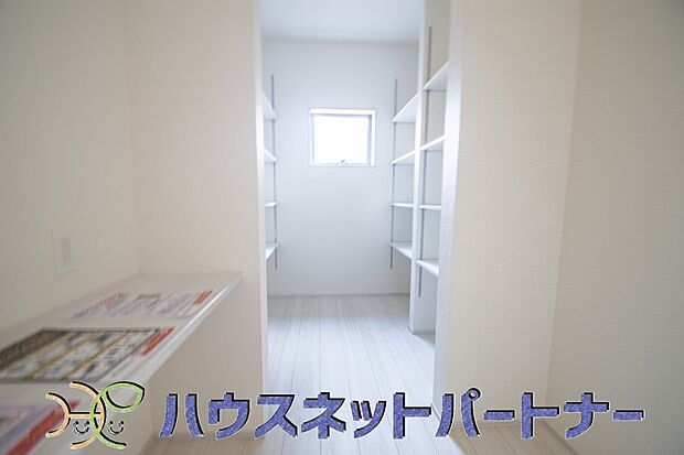 パントリー(食料庫)常温保存できるパン、お米、調味料、缶詰など、日常的に使うものや未開封の食品の収納にぴったり。棚にものを並べて収納すれば、何が足りないのかひと目で確認できます。