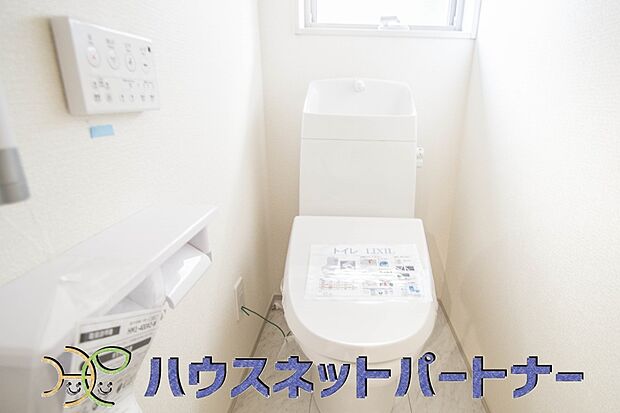 シャワートイレは嬉しい設備。ちょっとした小物で癒しの空間を作ってください。