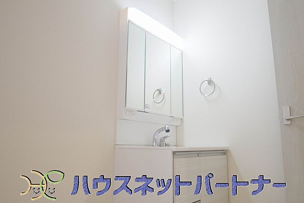 明るい清潔感のある洗面所は、鏡も大きくシンクが広々。朝の支度も楽にこなせます。