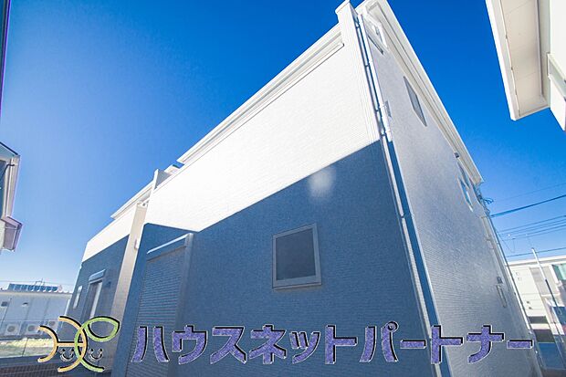 堂々たる趣ながら、主張し過ぎずどこか余裕を感じさせるシャープなフォルムで佇む邸宅は、晴天の空と照らし合わせる事で、本来あるべき完成形の姿を見せてくれます。