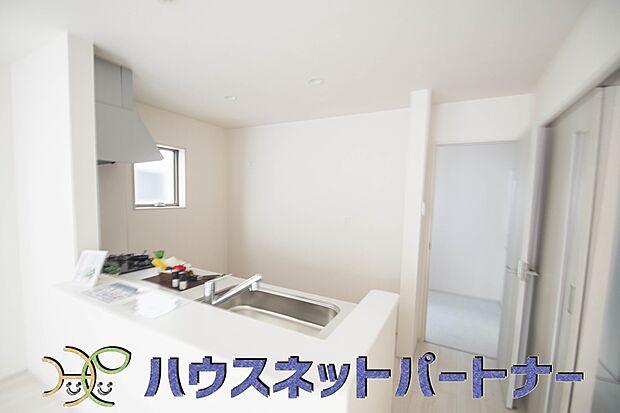 キッチン吊戸棚を無くす事によって、コミュニケーションを重視した設計に致しました。区画によって変わる一体感を、実際にご覧になって頂けましたらと思います。