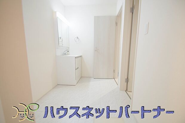 広い脱衣所、洗面台も大きなサイズを設置。建売では見ない広さと解放感。