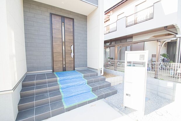 TVモニター付インターホン。来訪者の様子を室内TVモニターでチェック。対応したくないセールスを断りやすく、子どもに留守番をさせるときも安心。不在時の来訪者を録画でき、犯罪抑止効果も期待できます。