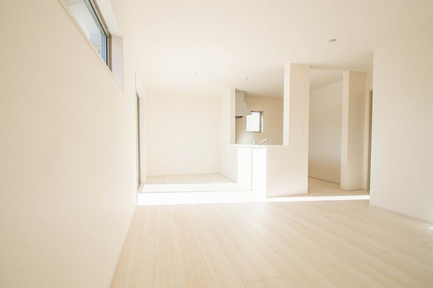 16帖以上のリビング。収納スペースがあります。何かと物が増えてします場所なので収納スペースがあるととても便利です。