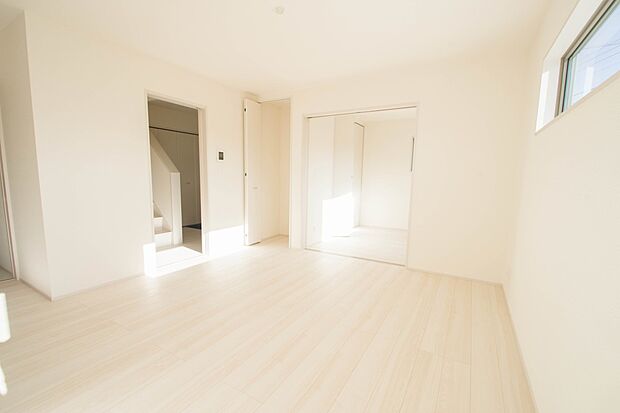 リビング横の洋室扉を開放して、パーティーの時は広々した空間造りもできますね。