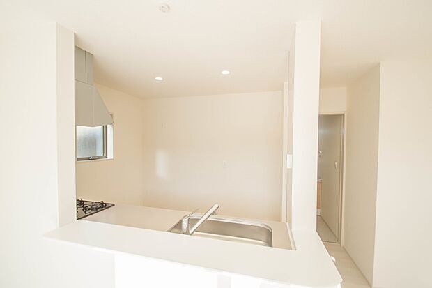 キッチン吊戸棚を無くす事によって、コミュニケーションを重視した設計に致しました。区画によって変わる一体感を、実際にご覧になって頂けましたらと思います。