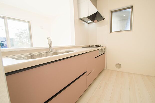 明るい自然光が入る作業スペースを多くとったキッチン採用。夫婦揃ってキッチンに立っても調理がしやすく、家事をしながら会話も弾みます。食器類もすっきりと片付く収納力。