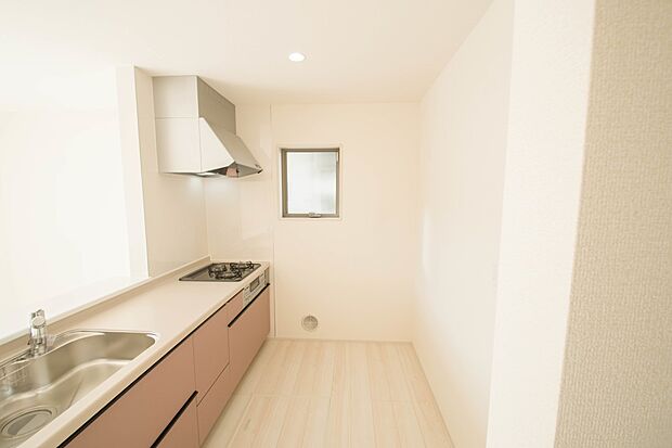 カウンターキッチンは広くて収納力もあるので、快適に料理をすることができます。食器や炊事用具を手の届くところに配置しやすいため調理もスピーディーです。