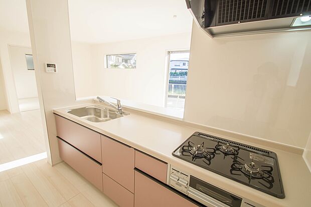 三口コンロで料理の幅を拡げてくれる使いやすいシステムキッチンを採用。洗い場も大きいので野菜や食器を洗ったりする際にも捗り、奥様の強い味方となってくれるはずです。