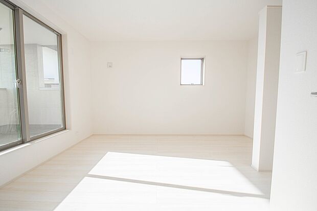 バルコニーに直接出入りできるお部屋です。ちょっと外の空気を吸いたい時や、ベランダでミニガーデニングなども楽しめそうです。