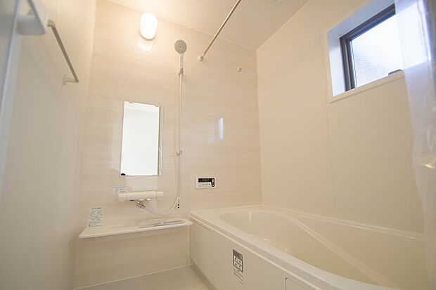 窓がある浴室は心地よいバスタイムを演出してくれます。早起きした日は朝風呂で一日のスタートも良いですね。