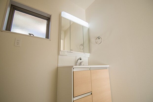 ミラーを手前に引けば、楽な姿勢で髭剃りやメイクができます。合わせ鏡にすればヘアスタイルのチェックもラクラク。洗面化粧台のミラー裏にはたっぷり入る収納スペースを設けています。