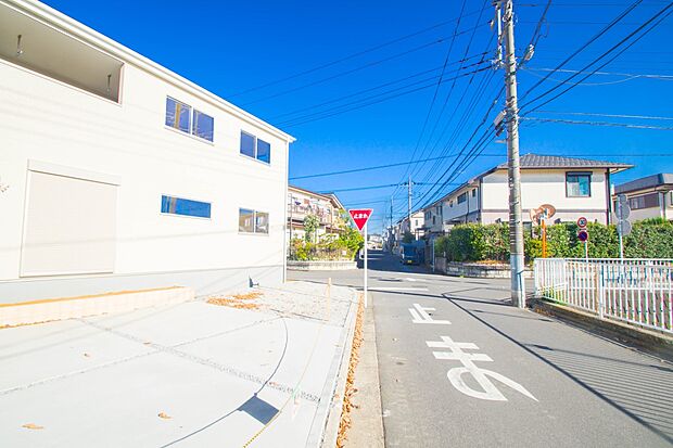 前面道路でお車を駐車するのも楽々。