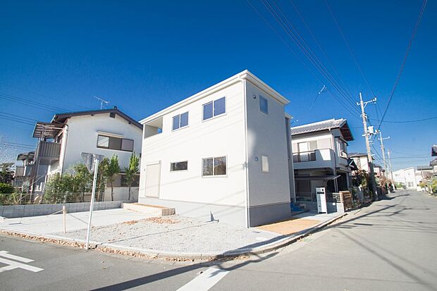 角地でお車を駐車するのも楽々。広い道路なのでお子様の通学も安心ですね。