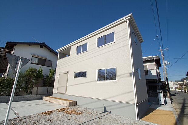 堂々たる趣ながら、主張し過ぎずどこか余裕を感じさせるシャープなフォルムで佇む邸宅は、晴天の空と照らし合わせる事で、本来あるべき完成形の姿を見せてくれます。