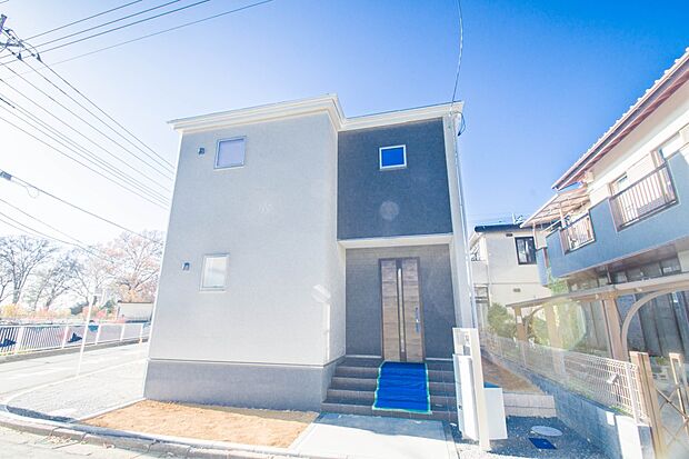 街に溶け合う美しい景観と、採光や風通しを考えて設計された間取り。近隣の視線を考え調整した窓位置など、外観だけでなく、住まうご家族の心地よさを最優先しました。