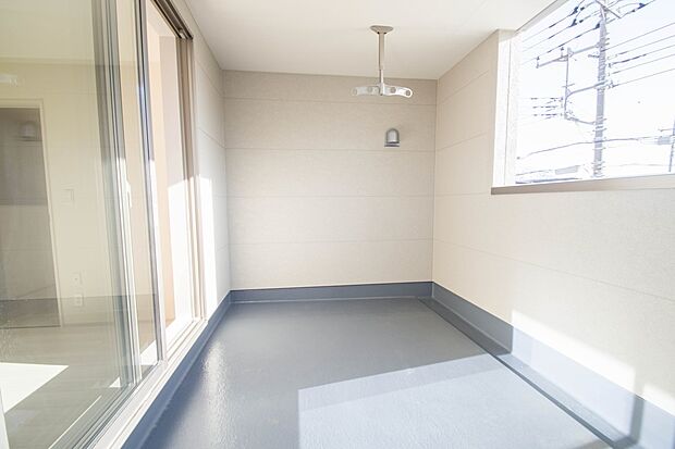 インナーバルコニーの最大の利点は、“プライバシーが確保できること”ではないでしょうか。人目を気にせずゆっくりと寛ぐことのできる空間で、とても贅沢な時間が過ごせそうです。