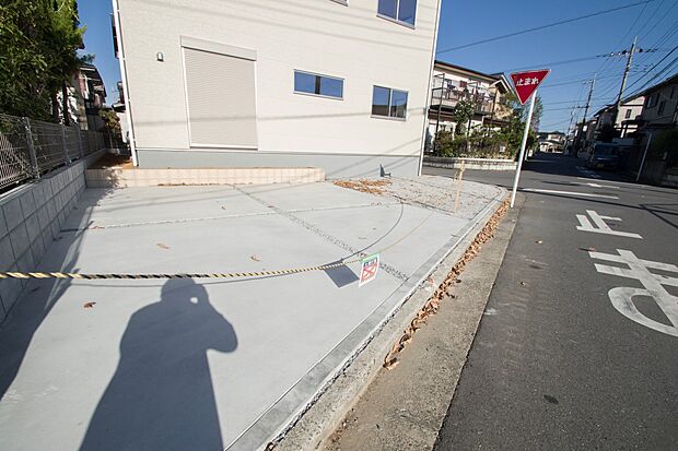 ゆったりとした駐車スペースを確保いたしましたので、大きめのお車でも駐車可能です。自転車やバイクなど、ゆとりのある敷地で置き場所に困ることはないでしょう。