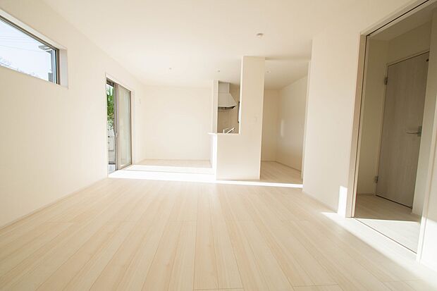 うららかな陽射しがどのお部屋にも降り注ぎますように、快適さを追求した間取設計。得難い立地環境での生活を恵みの豊かな永住の地へと変えてくれます。