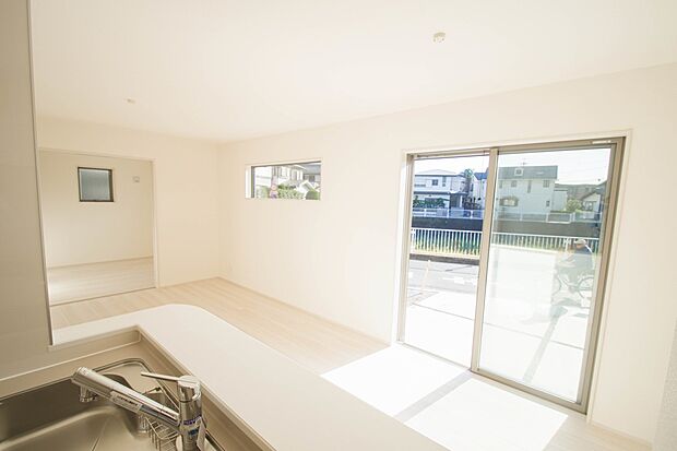 家族の様子を見ながらキッチンでお料理。一日の出来事を会話しながらの家事は嬉しいコミュニケーション。